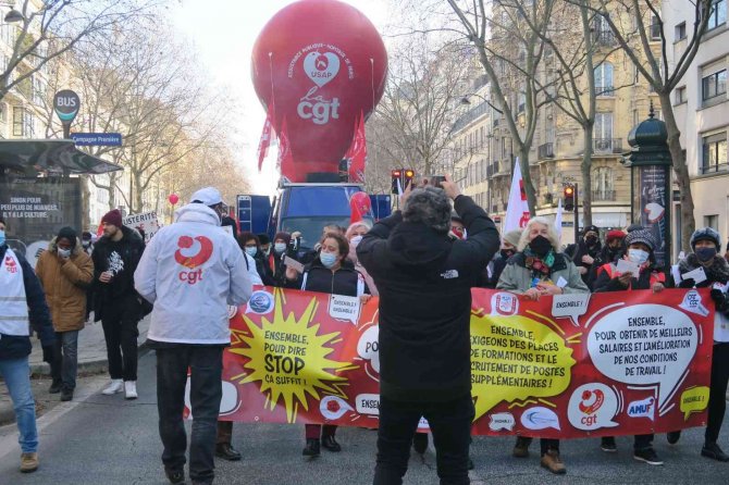 Fransa’da Sağlık Çalışanları Sokağa İndi