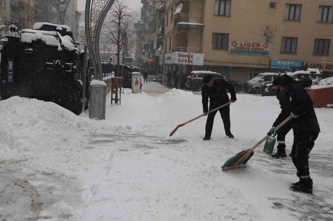 Hakkari’de Kar Küreme Timi İş Başında