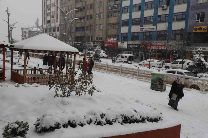 Hakkari’de Kar Küreme Timi İş Başında