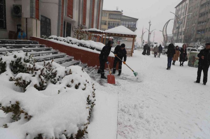 Hakkari’de Kar Küreme Timi İş Başında