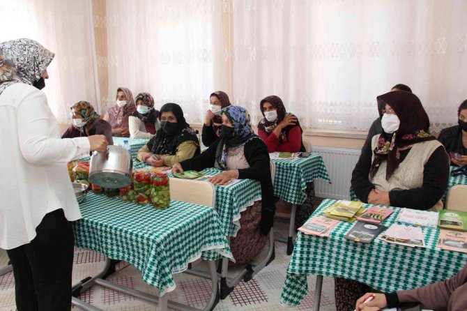 Isparta’da 723 Kadın Çiftçiye Eğitim Veriliyor