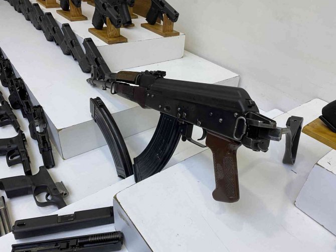 İ̇stanbul’da Silah Kaçakçılığı Operasyonu: Samanlıkta Kalaşnikof Bulundu
