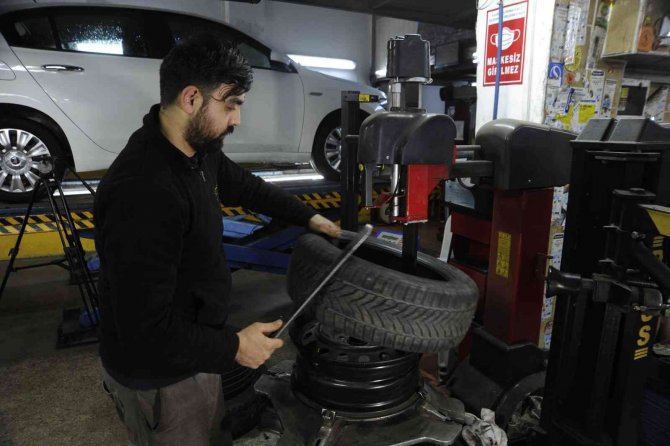 Kar Kapıya Dayandı, Lastikçilerde Yoğun Mesai