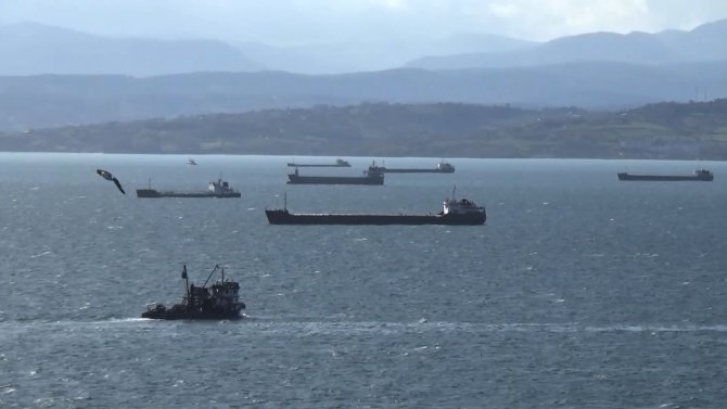 Karadeniz’de Fırtına: Gemiler Doğal Limana Sığındı