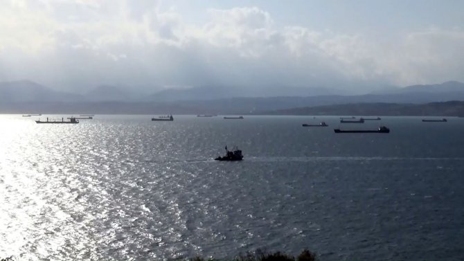 Karadeniz’de Fırtına: Gemiler Doğal Limana Sığındı