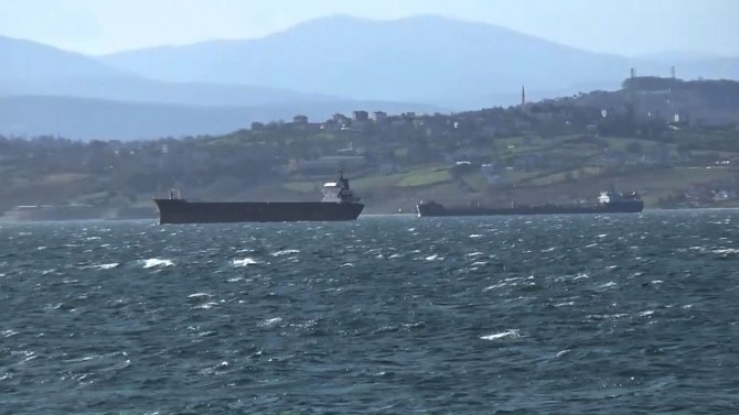 Karadeniz’de Fırtına: Gemiler Doğal Limana Sığındı