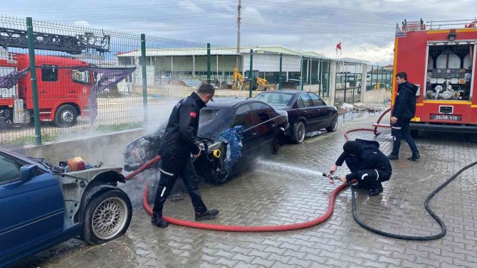 Hurda Araçlar Tamir Edilirken Yangın Çıktı, 2 Kişi Hastanelik Oldu
