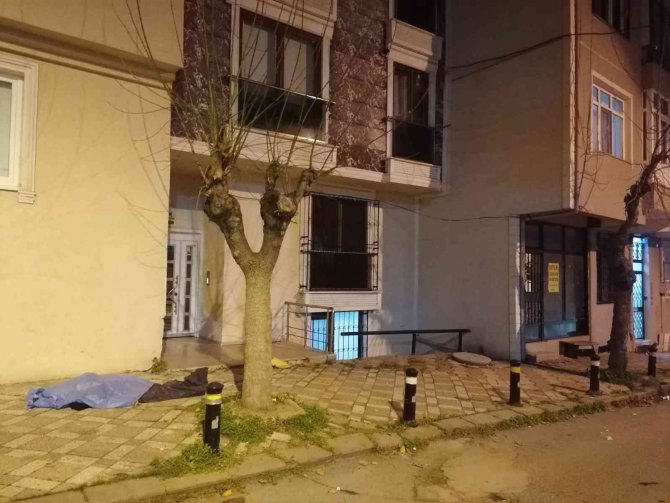 Yaşlı Adam Kaldırımda Ölü Bulundu