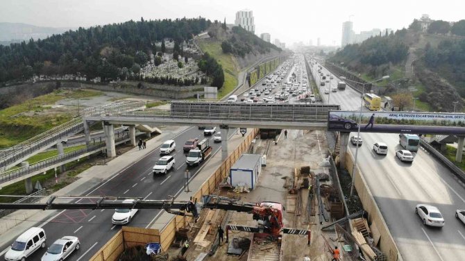 Maltepe’deki Kavşak Projesinde Az İş, Çok Trafik