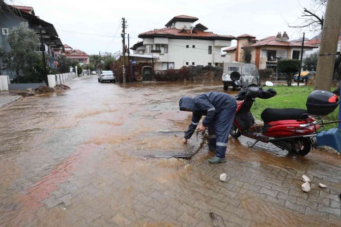 Marmaris Belediyesi Ekipleri Yağmur Nöbetinde