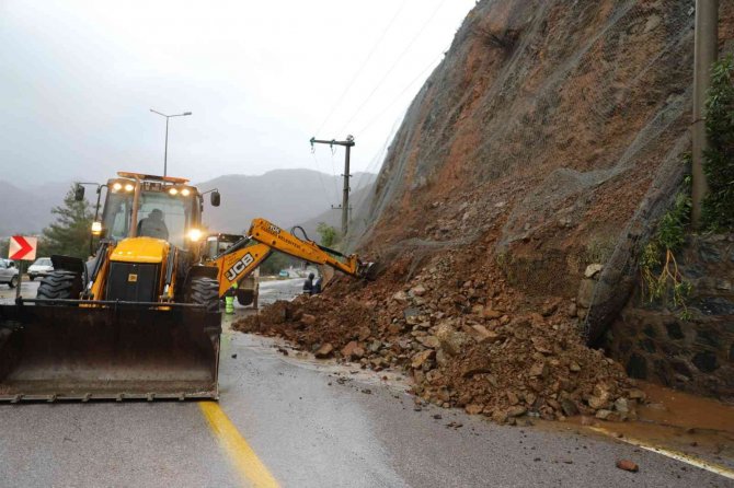 Marmaris Belediyesi Ekipleri Yağmur Nöbetinde