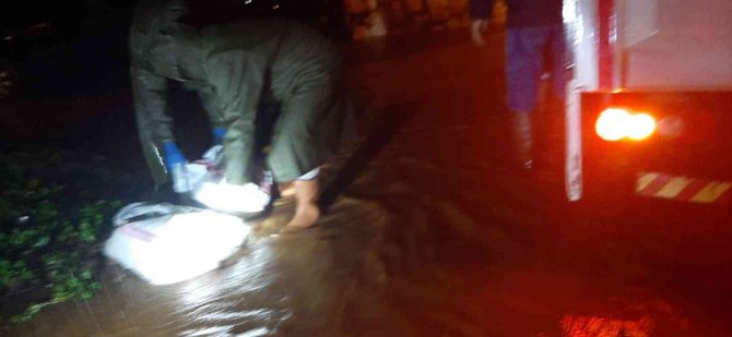 Marmaris Belediyesi, Sağanak Yağışlar Sonrası Gece Gündüz Çalışıyor