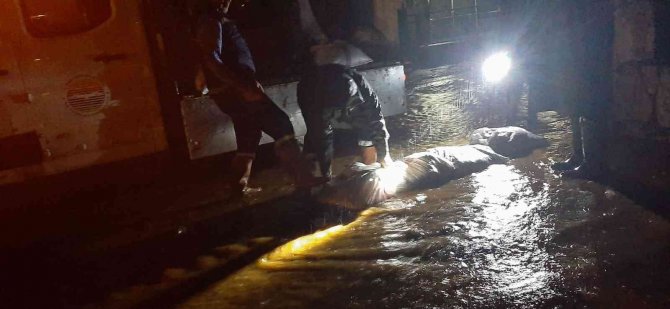 Marmaris Belediyesi, Sağanak Yağışlar Sonrası Gece Gündüz Çalışıyor