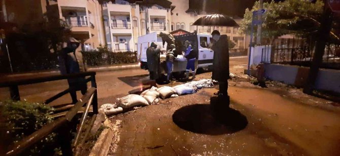 Marmaris Belediyesi, Sağanak Yağışlar Sonrası Gece Gündüz Çalışıyor