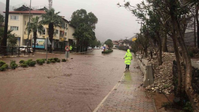 Marmaris’te Aşırı Yağış Derenin İstinat Duvarını Yıktı