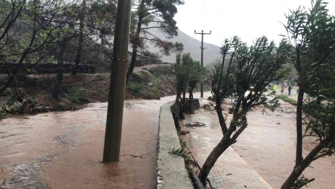 Marmaris’te Aşırı Yağış Derenin İstinat Duvarını Yıktı