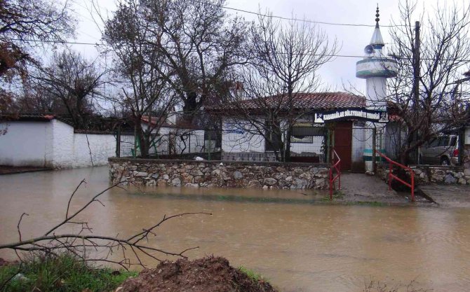 Menteşe’de Yağışlar Yayla Yolunu Kapattı