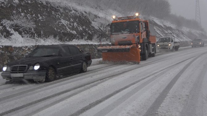 Kırklareli’nin Yüksek Kesimlerinde Kar Yağışı Ve Sis Etkili Oluyor