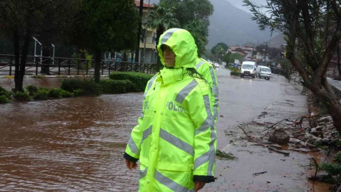 Muğla İ̇l Emniyet Müdürü Dilberoğlu, Sağanak Yağışın Etkili Olduğu Bölgelerde İncelemelerde Bulundu