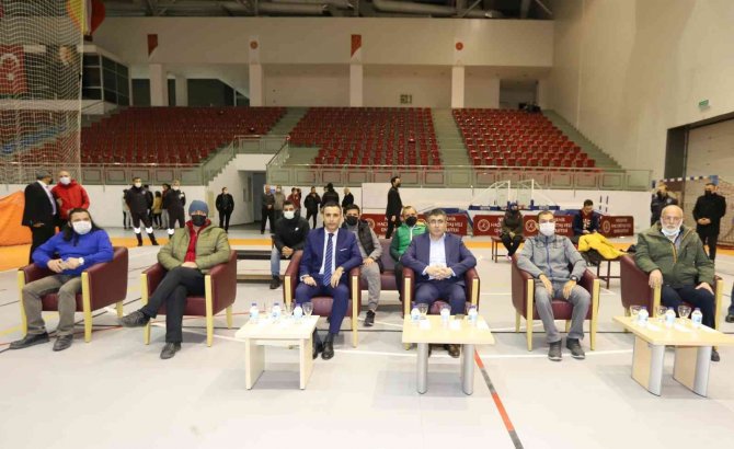 Nevü Rektörü Başarılı Öğrencilere Ödül Verdi