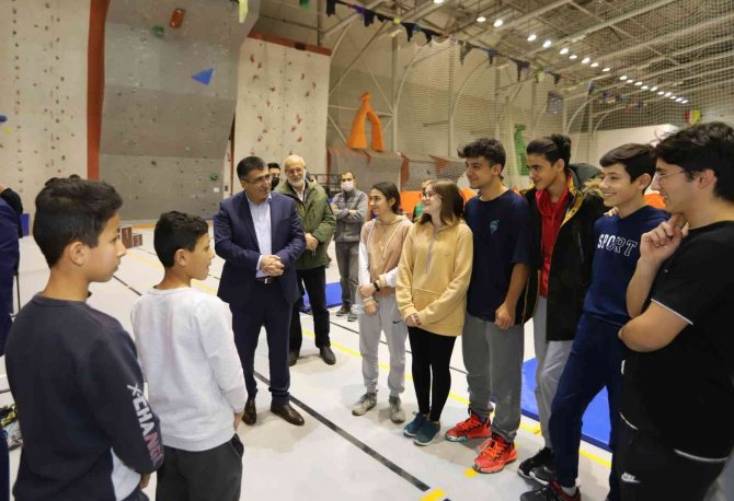 Nevü Rektörü Başarılı Öğrencilere Ödül Verdi