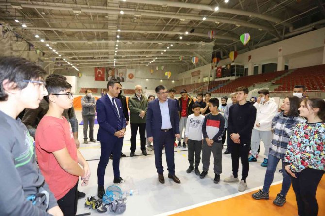 Nevü Rektörü Başarılı Öğrencilere Ödül Verdi