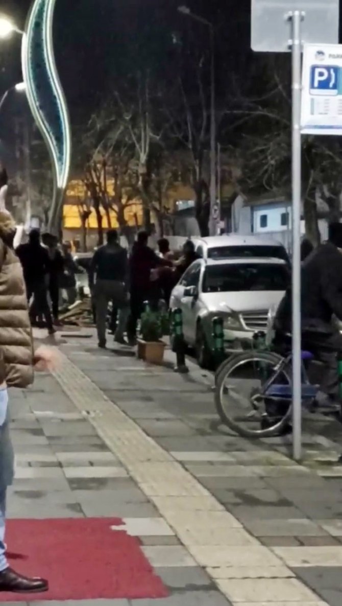 Yabancı Uyruklu Şahıslar Cadde Ortasında Birbirine Girdi