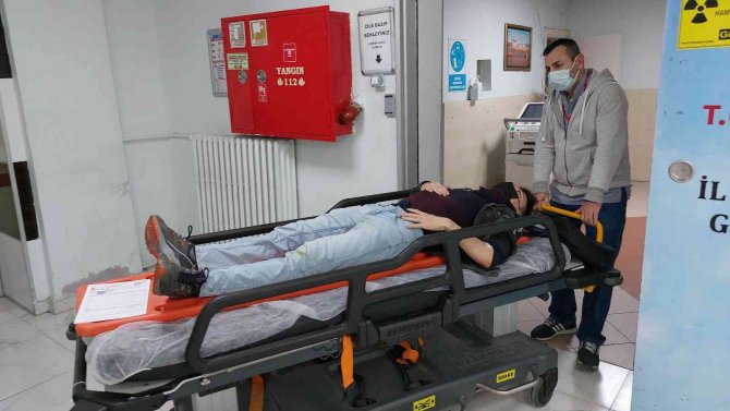 Köpeklerin Kovaladığı Üniversite Öğrencisi Duvardan Atladı, Hastanelik Oldu