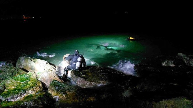 Denize Uçan Araçtaki Sürücüyü Vatandaşlar Kurtardı