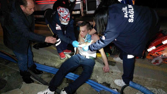 Denize Uçan Araçtaki Sürücüyü Vatandaşlar Kurtardı