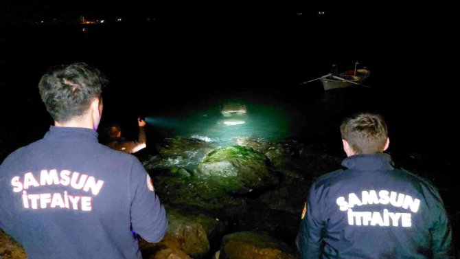 Denize Uçan Araçtaki Sürücüyü Vatandaşlar Kurtardı