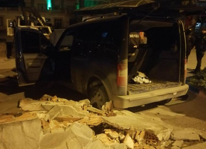 Minibüs Garajına Çarpan Sürücü Yaralandı