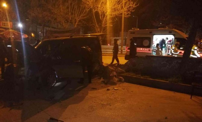 Minibüs Garajına Çarpan Sürücü Yaralandı