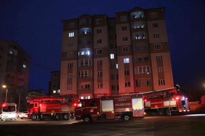 Çocuklar Çakmakla Oynarken Yangın Çıkardı, Ekipler Alarma Geçti