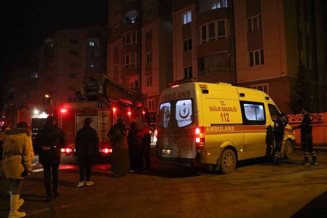 Çocuklar Çakmakla Oynarken Yangın Çıkardı, Ekipler Alarma Geçti