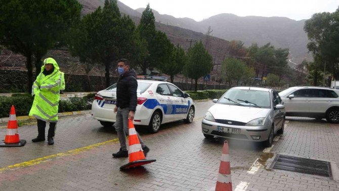 Yıkılarak Taşkına Neden Olan Derenin İstinat Duvarına Müdahale Edildi
