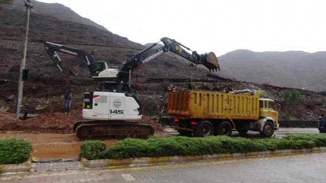 Yıkılarak Taşkına Neden Olan Derenin İstinat Duvarına Müdahale Edildi