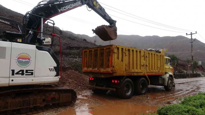 Yıkılarak Taşkına Neden Olan Derenin İstinat Duvarına Müdahale Edildi