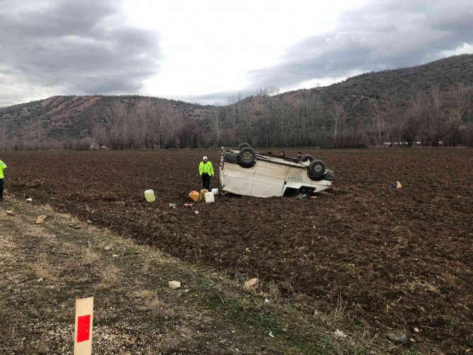 Tokat’ta Minibüs Tarlaya Devrildi: 2 Yaralı