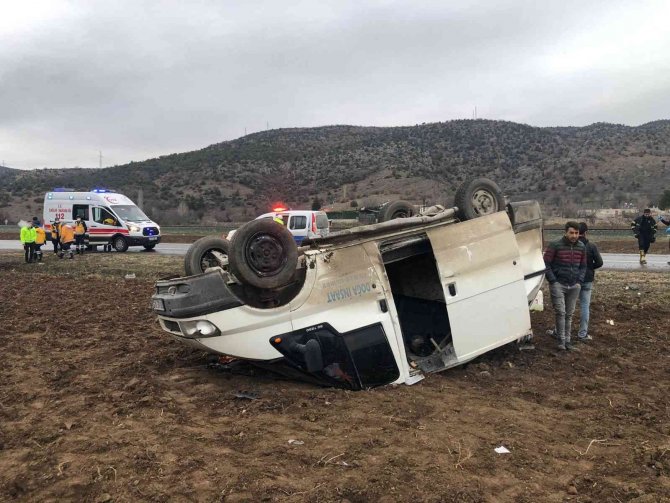 Tokat’ta Minibüs Tarlaya Devrildi: 2 Yaralı
