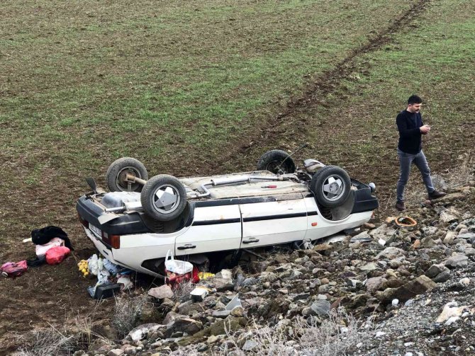 Tokat’ta Otomobil Şarampole Devrildi: 2 Yaralı