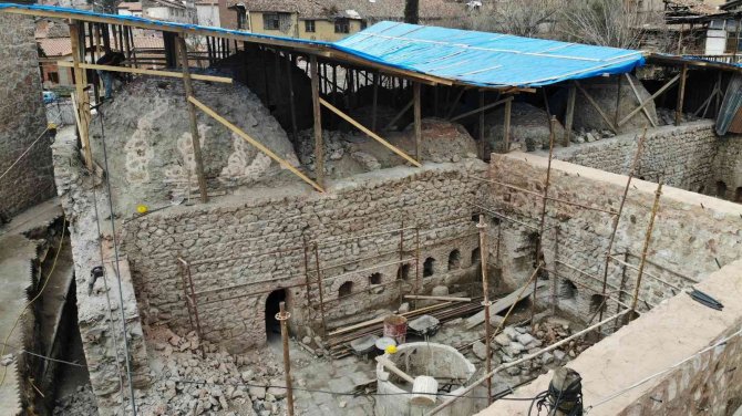 700 Yıllık Hamamda Yeni Bölümler Ortaya Çıktı