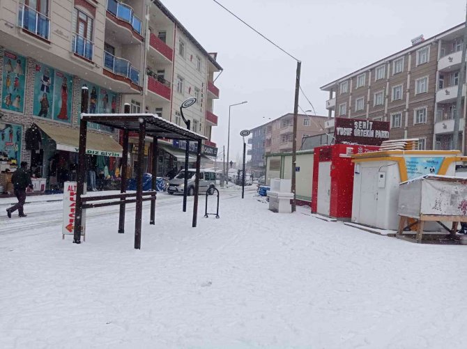 Tuzluca’da Kar Yağışı Etkili Oluyor