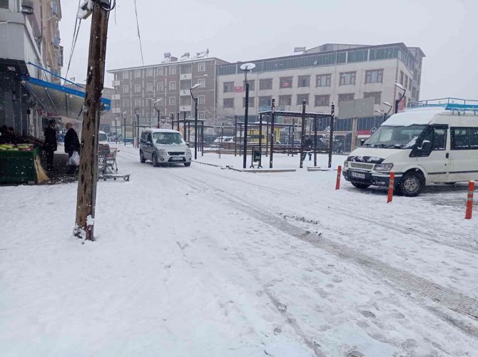 Tuzluca’da Kar Yağışı Etkili Oluyor