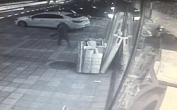 Ümraniye’de İndirim Yetmedi, Yarım Saat Arayla İki Halı Çaldı
