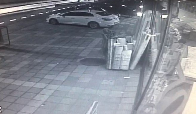 Ümraniye’de İndirim Yetmedi, Yarım Saat Arayla İki Halı Çaldı