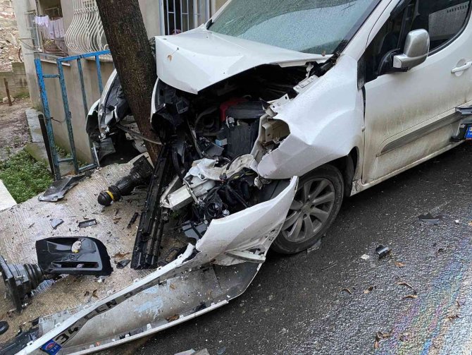 Ümraniye’de Kontrolden Çıkan Okul Servisi 4 Araca Çarptı: 3 Öğrenci Yaralandı