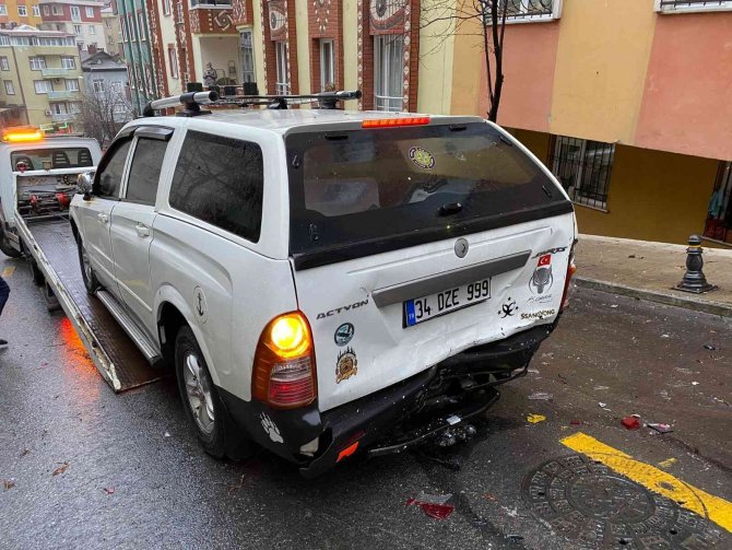 Ümraniye’de Kontrolden Çıkan Okul Servisi 4 Araca Çarptı: 3 Öğrenci Yaralandı