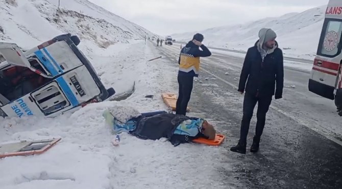 Evde Bakım Hizmeti Alan Kadını Hastaneye Götüren Ambulans Şarampole Yuvarlandı: 1 Ölü, 4 Yaralı