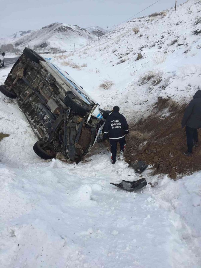 Hasta Taşıyan Ambulans Yan Yattı: 5 Yaralı